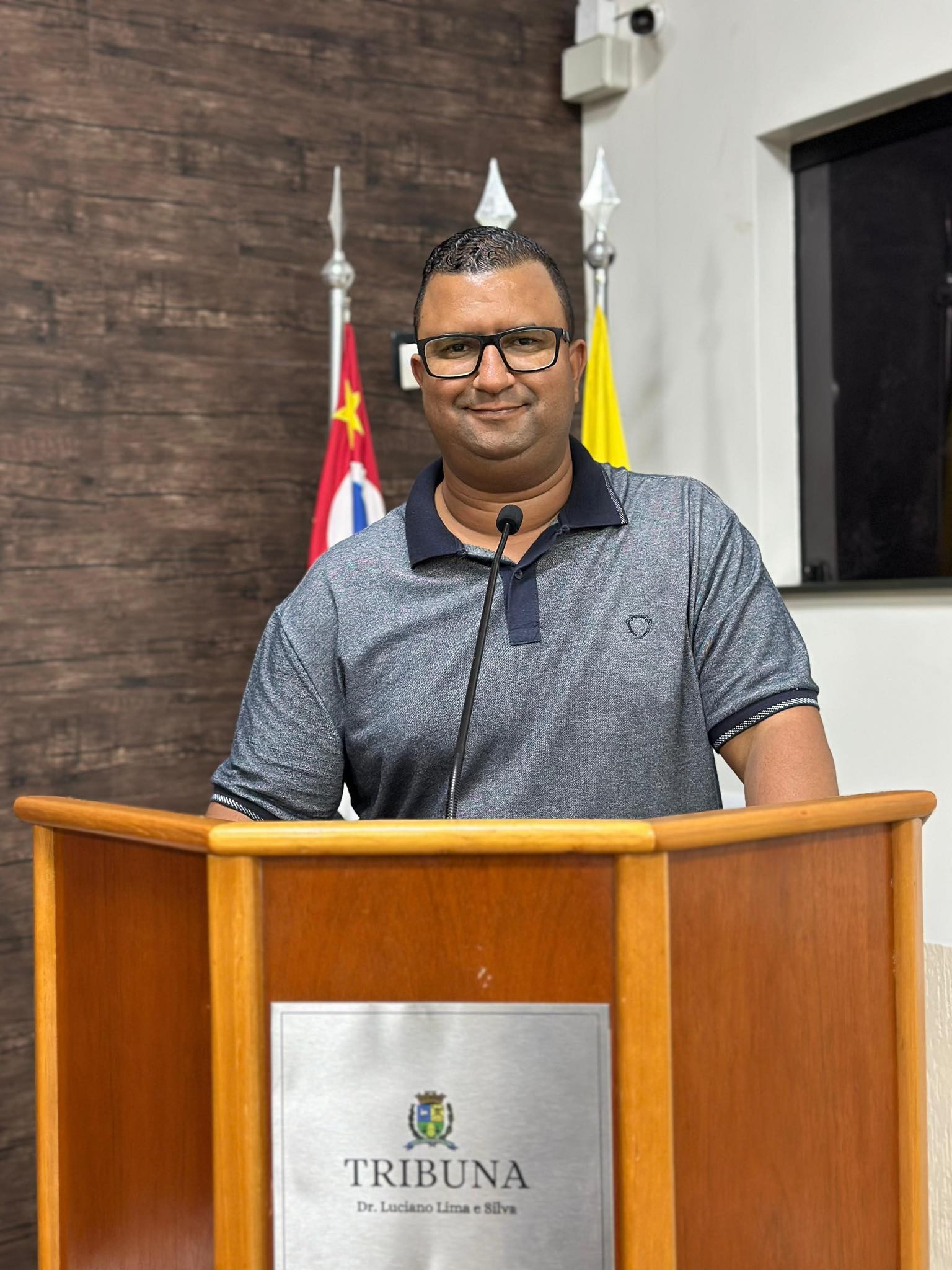 LUCAS MATEOS COBRA SERVIÇOS DE LIMPEZA E MELHORIAS NA ILUMINAÇÃO